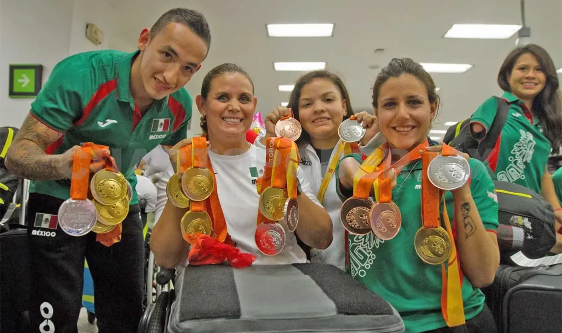 Reciben a medallistas con aplausos y porras