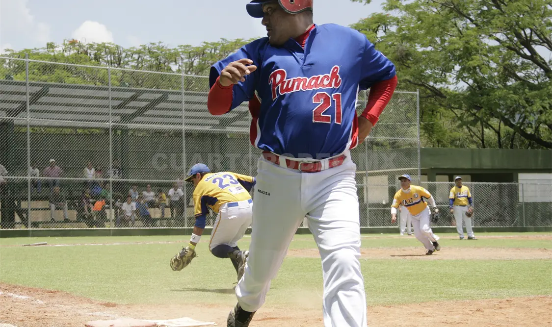 Pumach recibió a la novena de Alianza, que pegó primero con tres rayitas en el “inning” inicial, pero los primeros dominaron en el cierre con siete. Alejandro Aguilar. CP