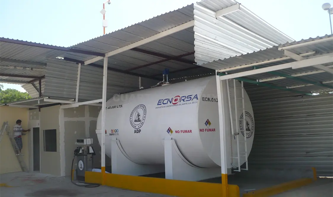Vendedores del mercado Los Ancianos insisten en el retiro de esta tanque de combustibles en la terminal de corto recorrido. Cortesía. CP