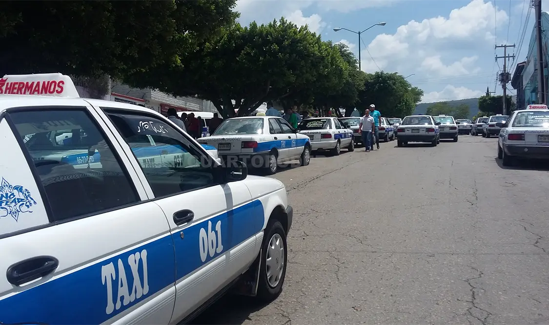Se manifiestan a las afueras de la Secretaría de Transportes