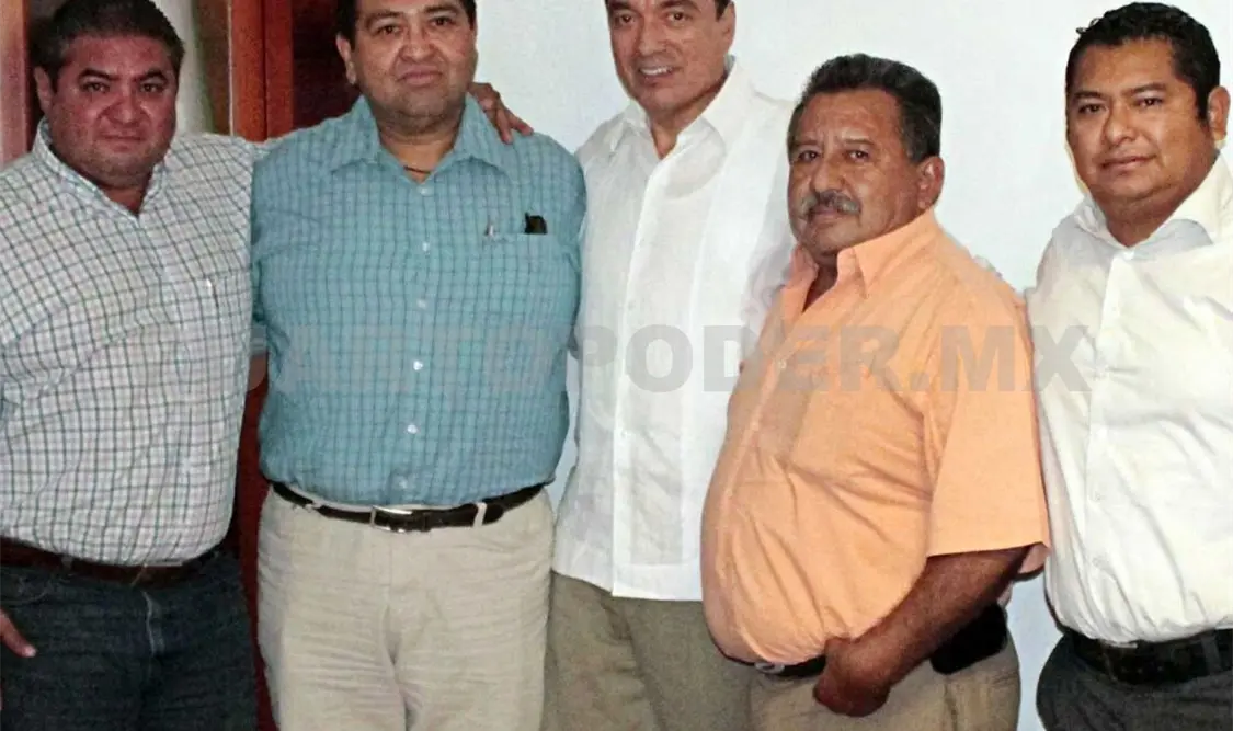 Distinguen servicio y labor de Rutilio Escandón