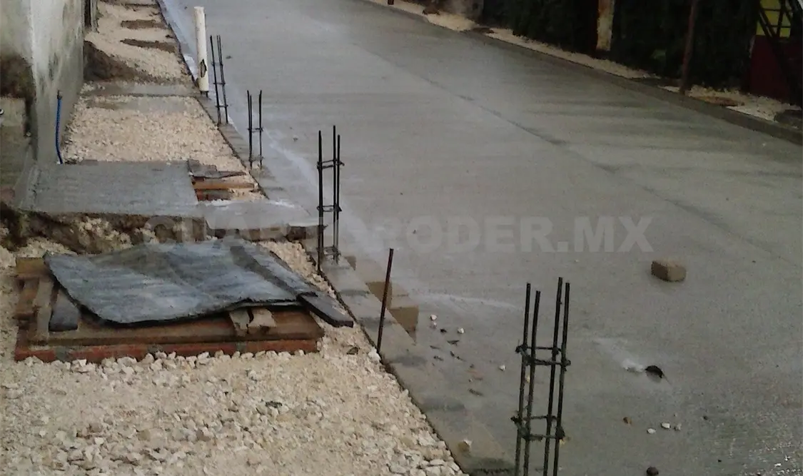 Vecinos de la Avenida Distrito Federal, entre Oaxaca y Guerrero, esperan que se construyan las banquetas de esta obra de pavimentación. Sergio Granda, CP