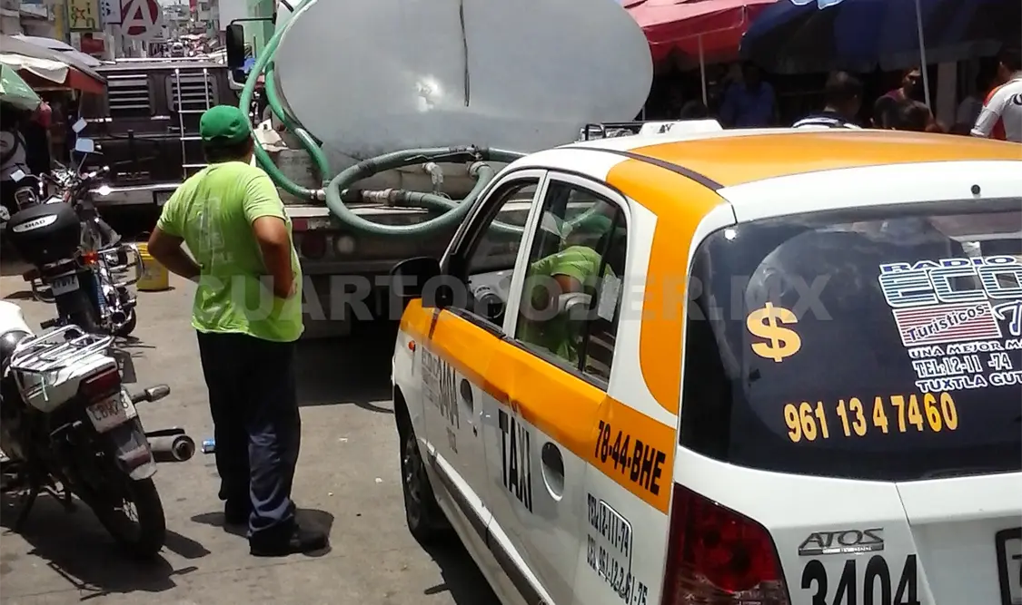 Circulación de vehículos pesados en calles del centro tuxtleco, provocan severas interrupciones del tráfico vehicular. Sergio Granda, CP