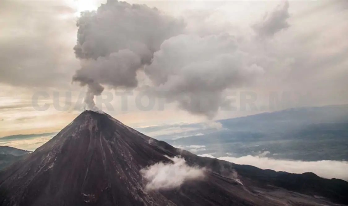 Volcán lanza fumarola de dos kilómetros