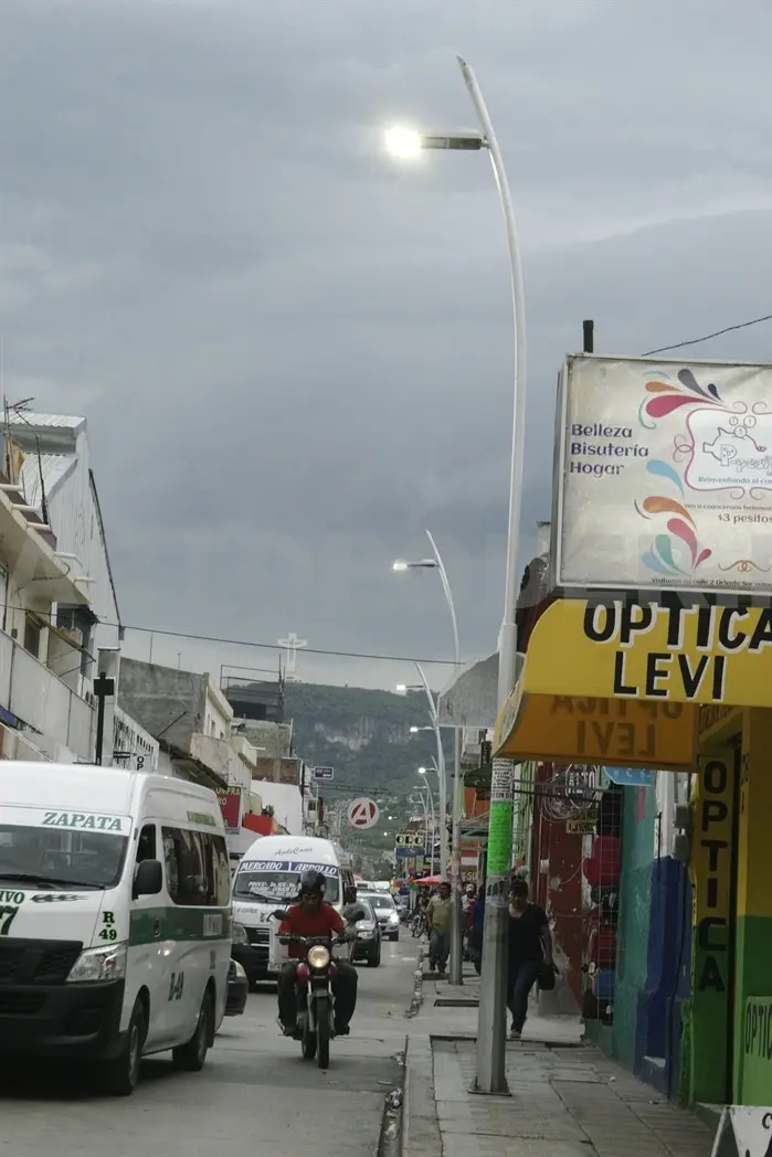 En el día, decenas de luminarias permanecen encendidas en calles de la zona Centro de Tuxtla. Guillermo Ramos / CP