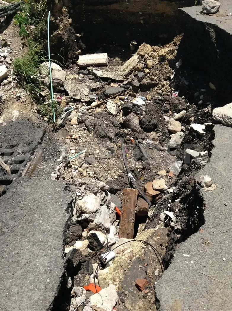 El socavón es un peligro constante para los transeúntes y el tránsito vehicular. Noé Xicotencalt / CP