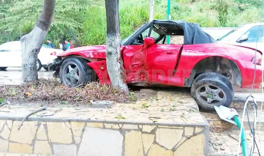 Destroza BMW en el libramiento
