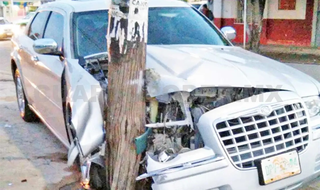 Auto lujoso se incrusta en poste