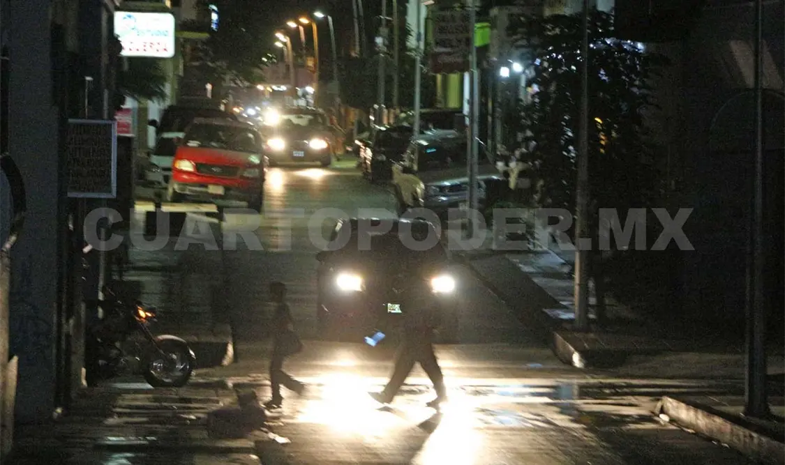La falta de iluminación en calles transitadas podría ocasionar que algún peatón resulte atropellado.