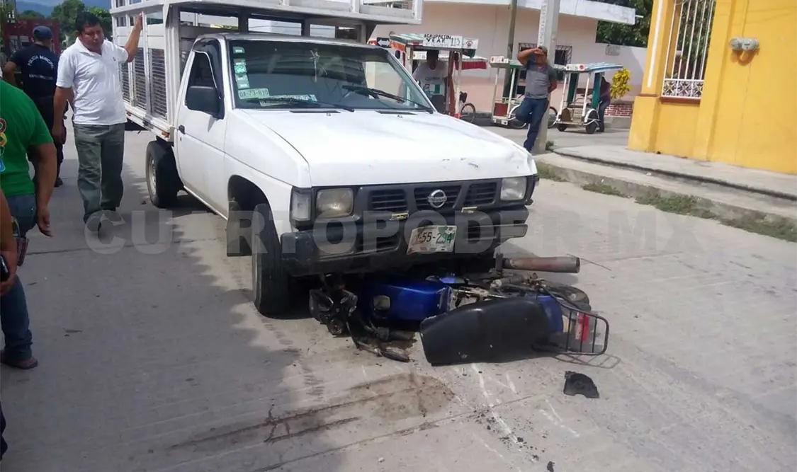 La moto en la que viajaban los jóvenes fue impactada por una camioneta en el cruce de la 7ª calle Oriente y 2ª avenida Norte.