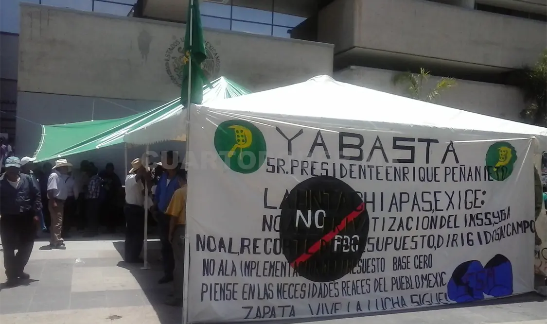 Mandos estatal de la UNTA Chiapas se plantaron en Palacio estatal, en busca de proyectos productivos. Sergio Granda. CP