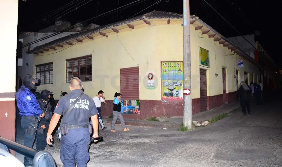Delincuentes saquean dulcería en Comitán