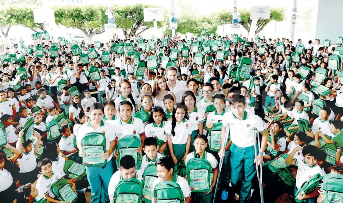 MVC y Anahí de Velasco entregan paquetes escolares