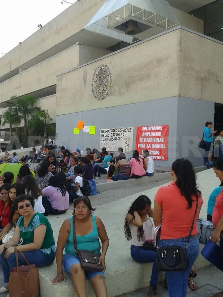 Padres de familia y aspirantes a normalistas, presionan para que se amplíe la matrícula escolar en Chiapas. Cortesía. CP