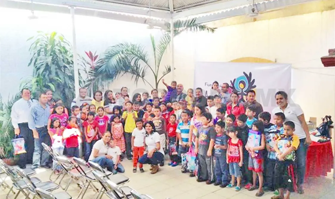 Angelitos Negros, entregan útiles escolares a niños
