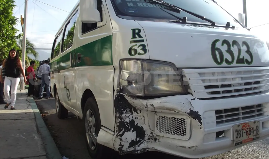 El colectivo golpeado en la facia delantera. A. Alegría / CP