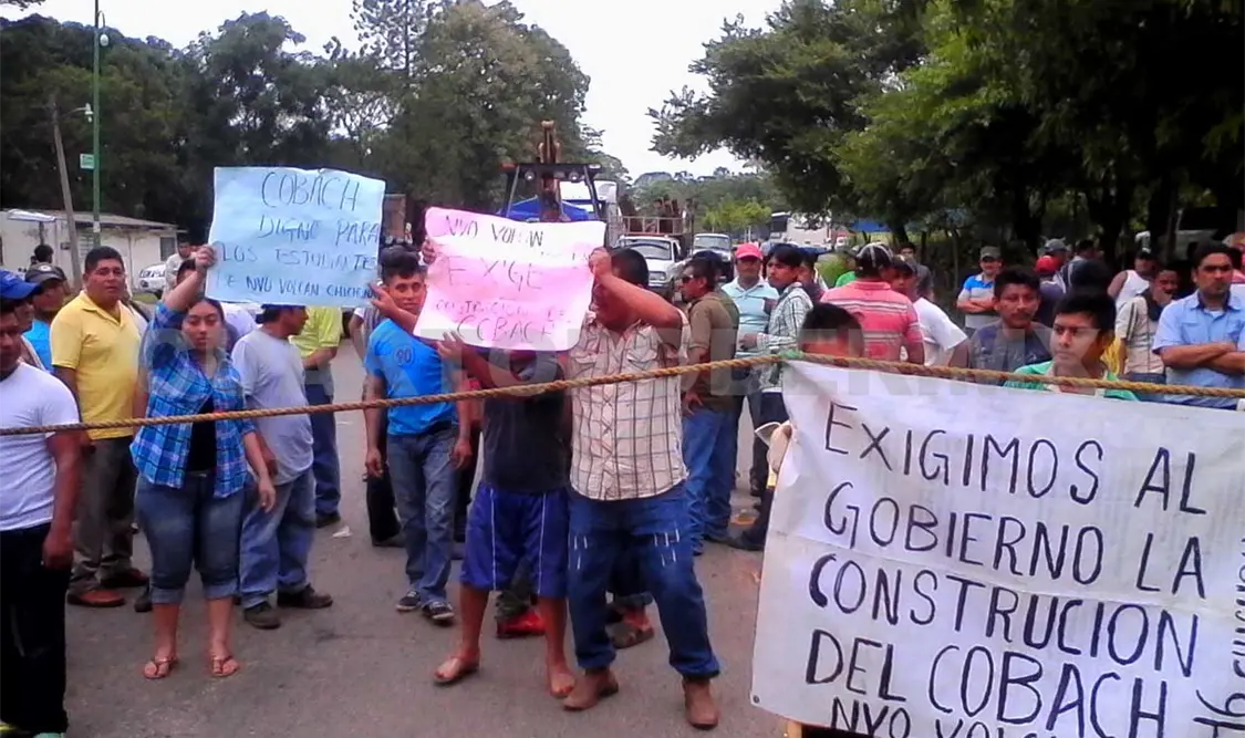Indígenas zoques bloquean carretera