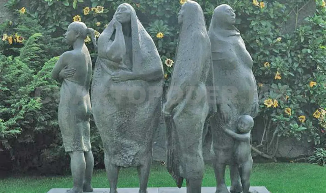 De Francisco Zúñiga, Grupo de cuatro mujeres de pie. 1974. Cortesía