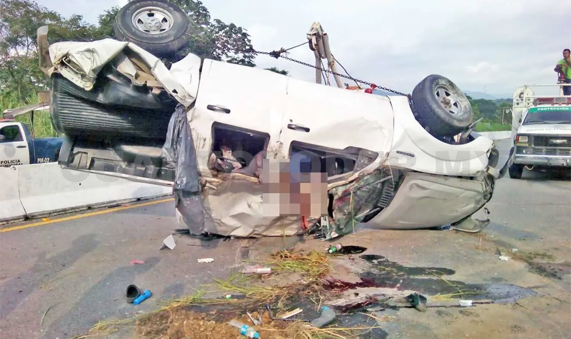 Volcadura de camioneta deja un muerto y lesionados