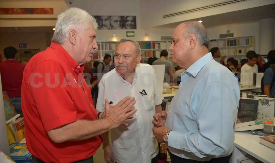 Exitosa venta nocturna en librería de FCE