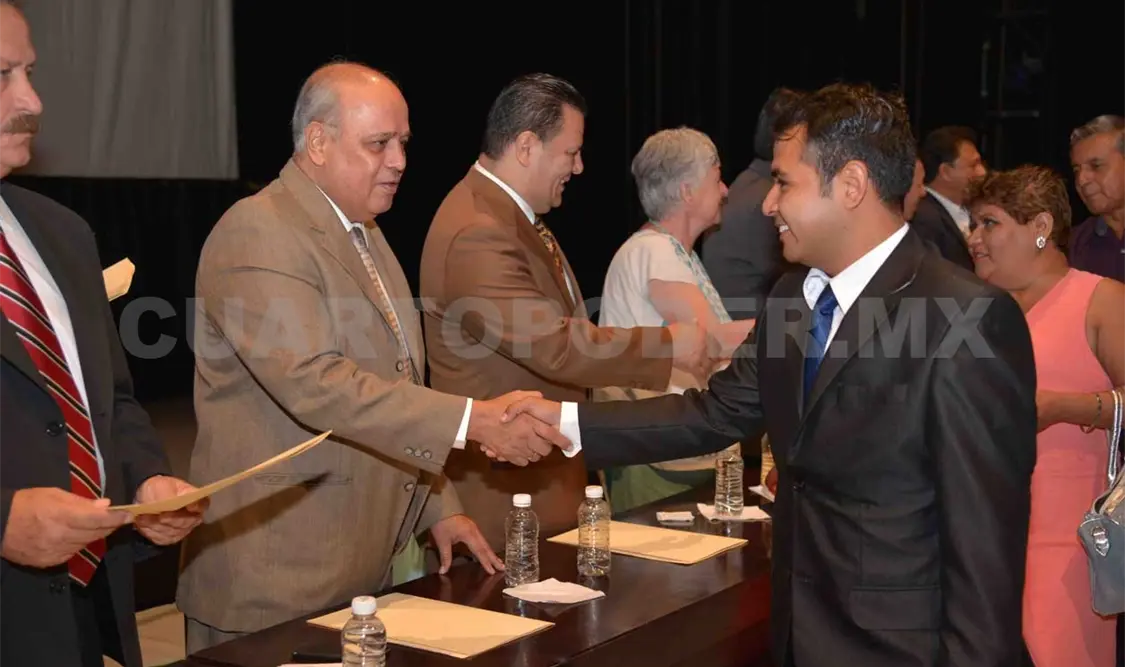 Carlos Eugenio Ruiz Hernández, rector de la Unach, entregando certificados a alumnos egresados de la Facultad de Ciencias Sociales. CP