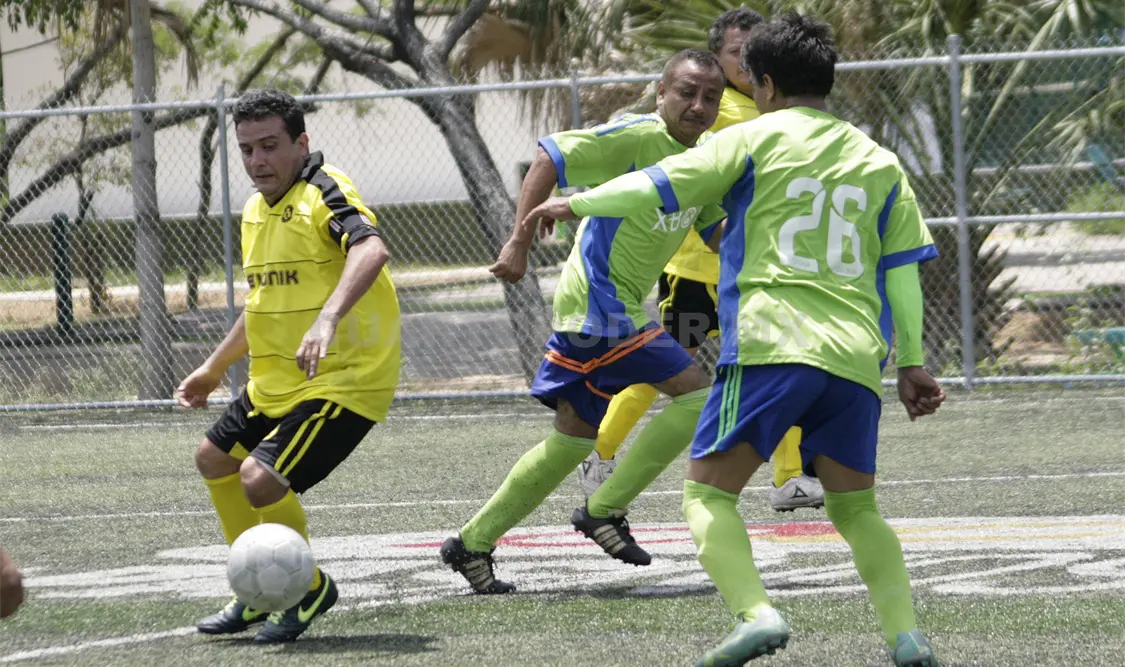 En el primer tiempo se produjo una falta del cuadro de Fifon con la que llegó la primera anotación en un tiro libre de Cuitláhuac López para que los de verde inauguraran el marcador 1-0. Guillermo Ramos / CP
