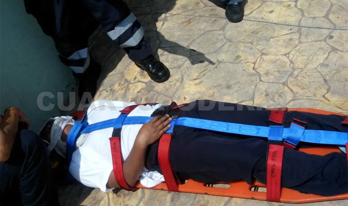 Jorge Cruz Vázquez, auxiliado por la Cruz Roja tras la embestida. A. Alegría / CP