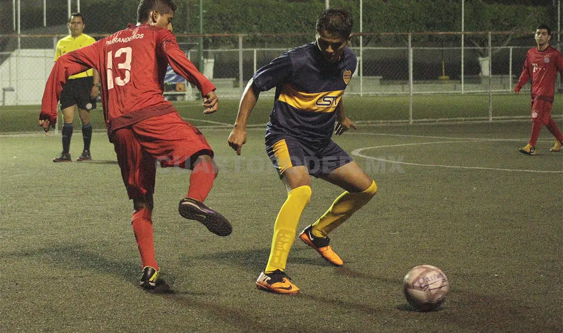 Los Parranderos derrotaron con goleada de 7-3 al conjunto de Contas FC en la séptima fecha del Torneo Nocturno de la Liga El Futbolito 7, en el campo 2 de la EBC. Guillermo Ramos/CP