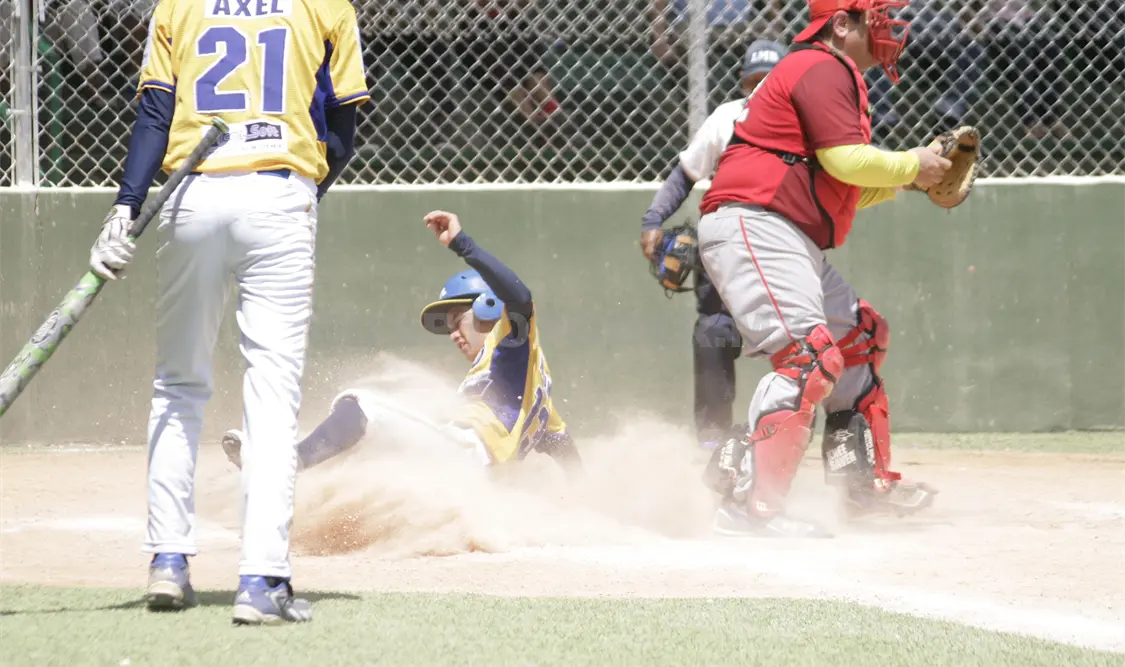 Camarón Escarlata pegó primero, sin embargo, el triunfo correspondió a ALZ por 8-5, en duelo disputado en el campo de pelota blanca de Caña Hueca. Guillermo Ramos / CP