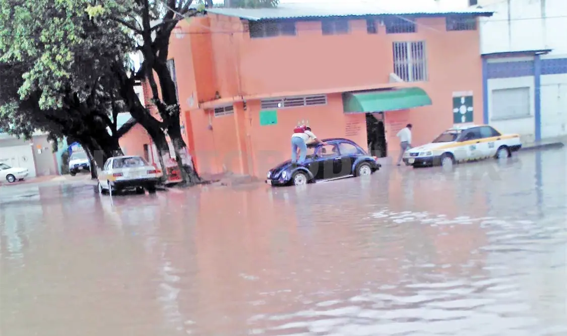 Fuerte lluvia sorprende a capitalinos