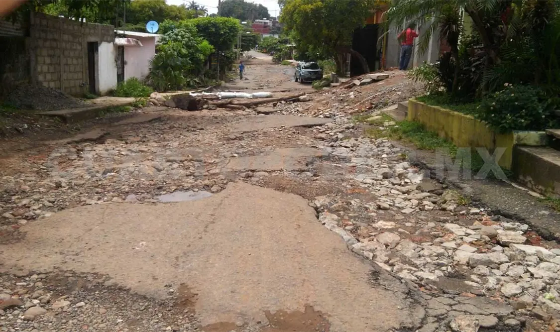 Calle destruída impide acceso a decena de colonias