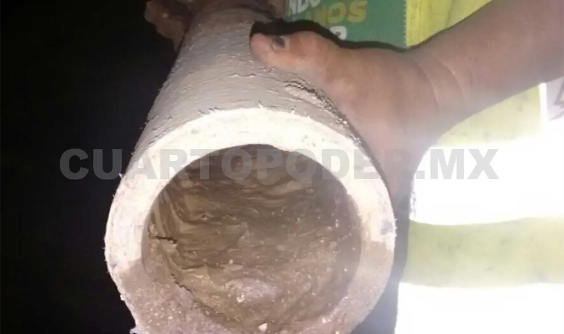 Hallan tubería de agua potable azolvada de lodo