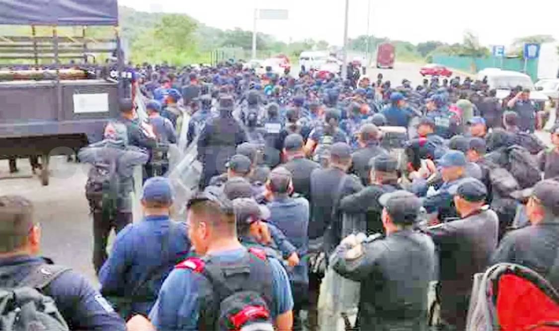 Frustran policías arribo de manifestantes de San Juan Chamula a la capital