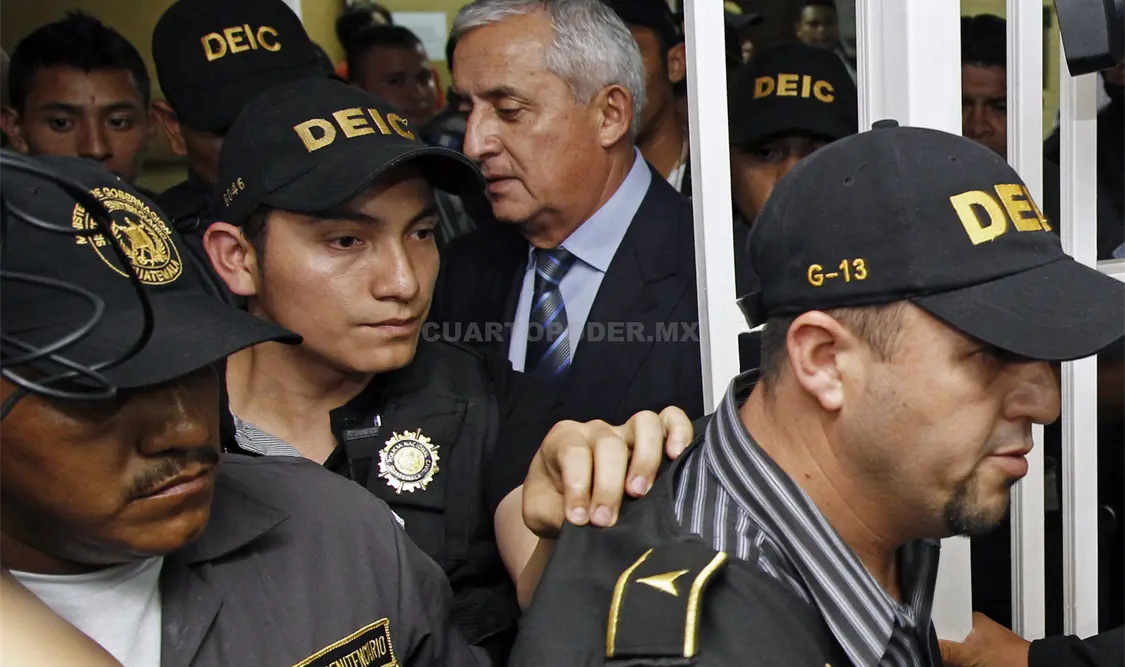 Expresidente guatemalteco Otto Pérez Molina escoltado por elementos de seguridad.