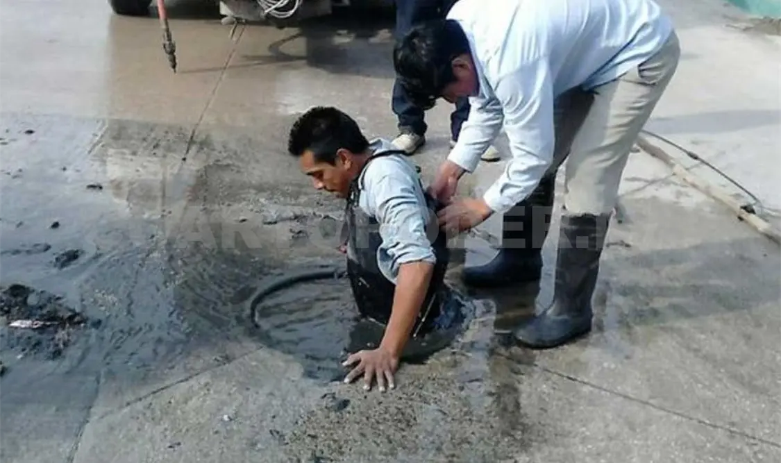 Brigadistas, sin protección para reparar fugas de aguas negras