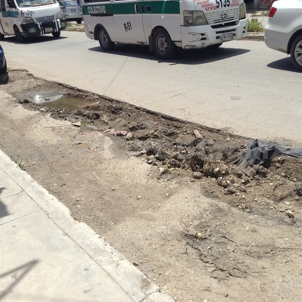 Parte donde se han caído cuatro personas y un camión se estancó. Noé Xicotencalt / CP