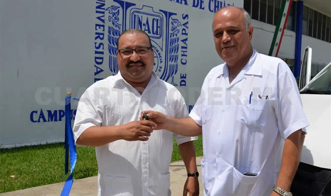 El rector de la Unach y Raúl Ventura, director de la facultad de contaduría, en la entrega de unidad móvil para servicio universitario. CP