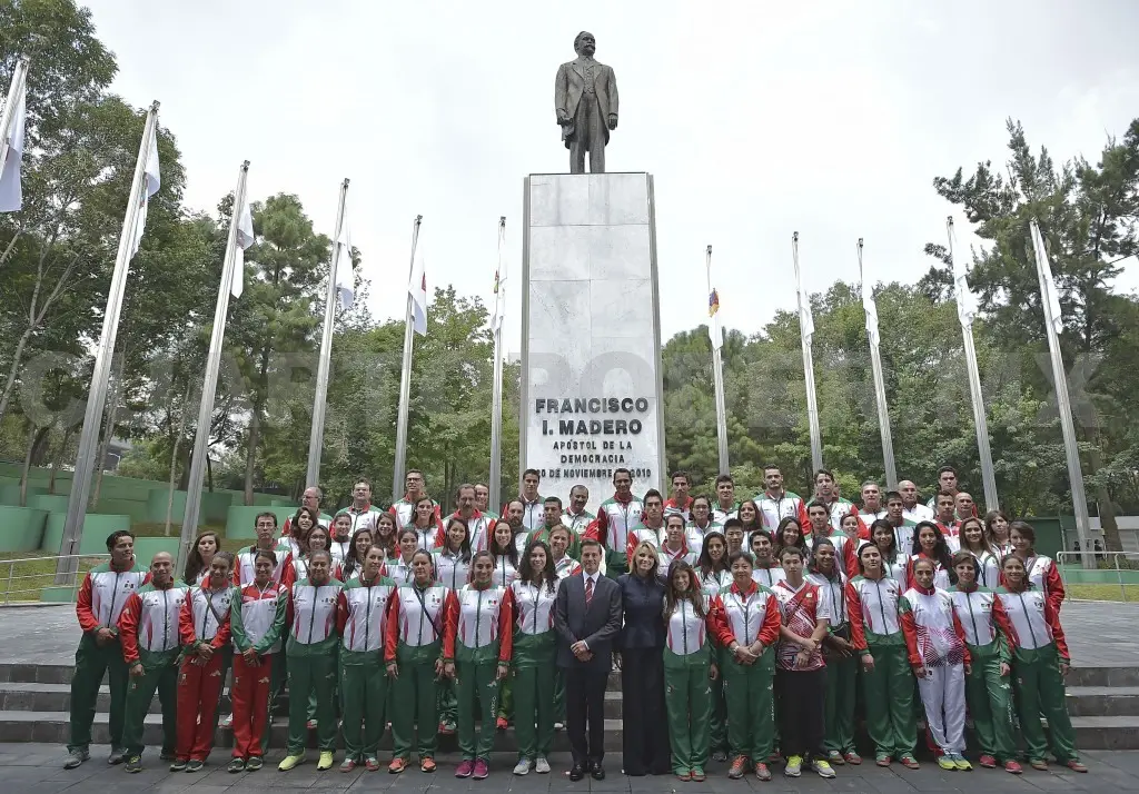 Peña Nieto recibió a los deportistas que participaron en los Juegos Panamericanos y Parapanamericanos de Toronto 2015 / Presidencia