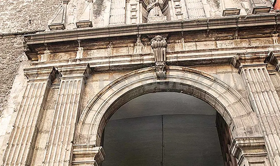 En la portada que se conserva en la iglesia de Jesús Nazareno todavía puede verse el Cristo esculpido para su nicho. Cortesía