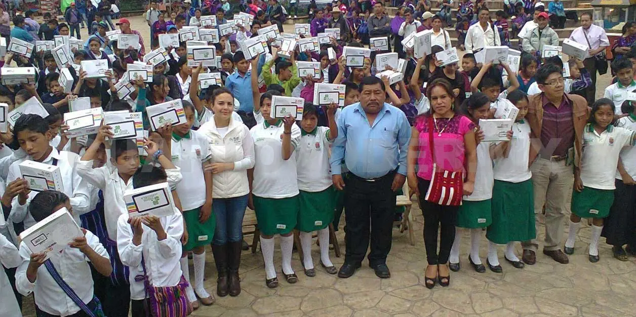 Niños indígenas reciben tabletas en Oxchuc