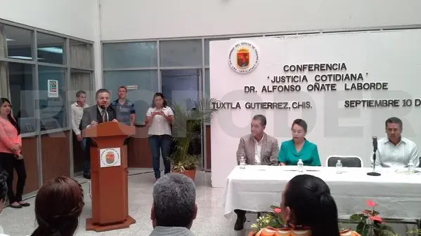 Alfonso Oñate Laborde, coordinador ejecutivo del Programa de Justicia Cotidiana del CIDE en conferencia. A. L. M. CP.