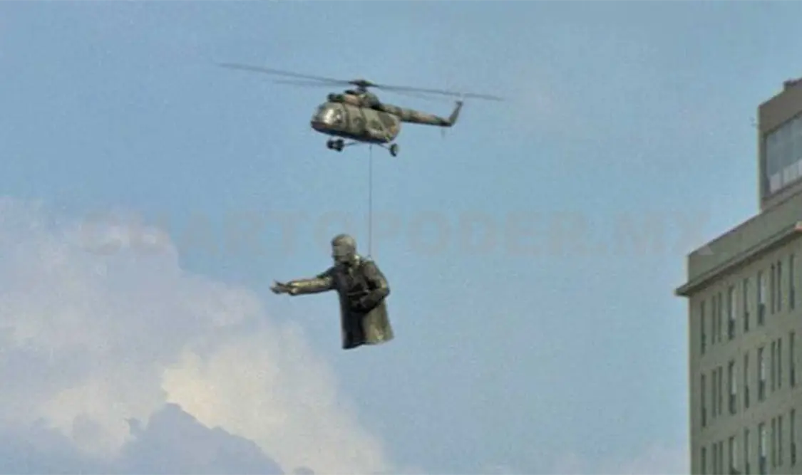 Esta imagen volvió a estar en boca de todos, gracias al éxito de Good bye, Lenin! Cortesía