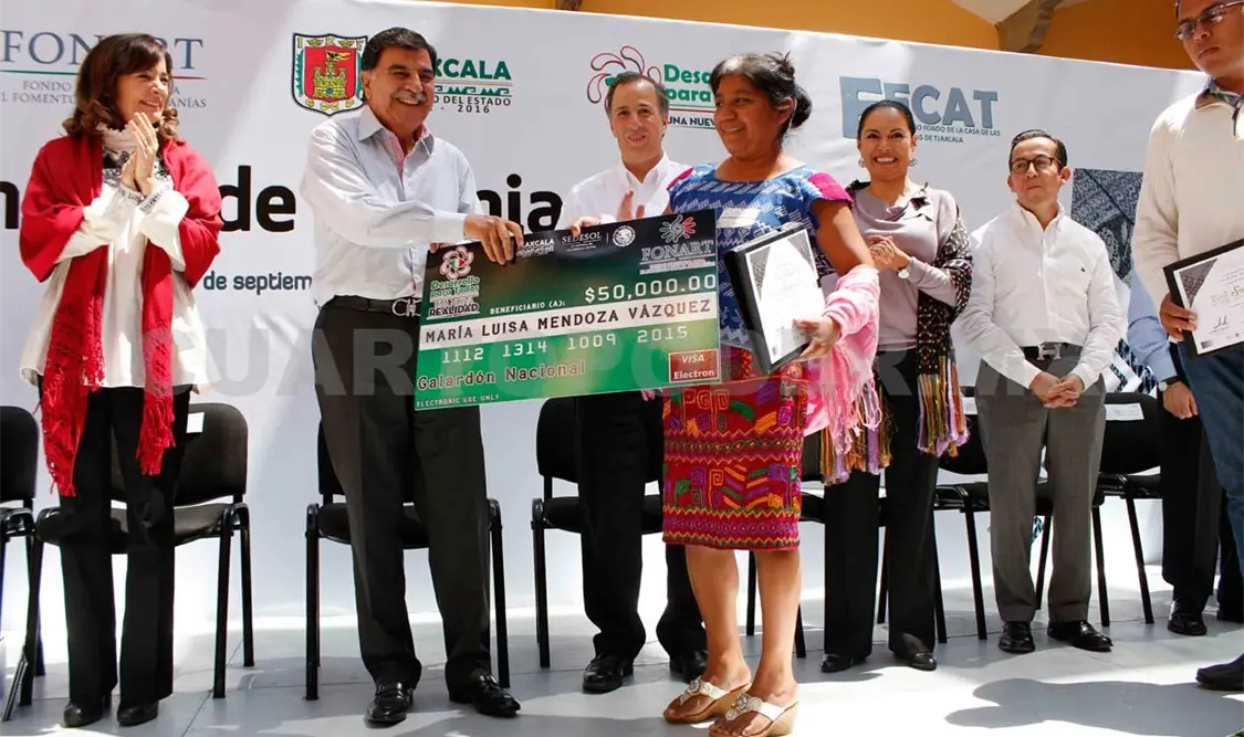 Meade entrega Premio Nacional del Rebozo