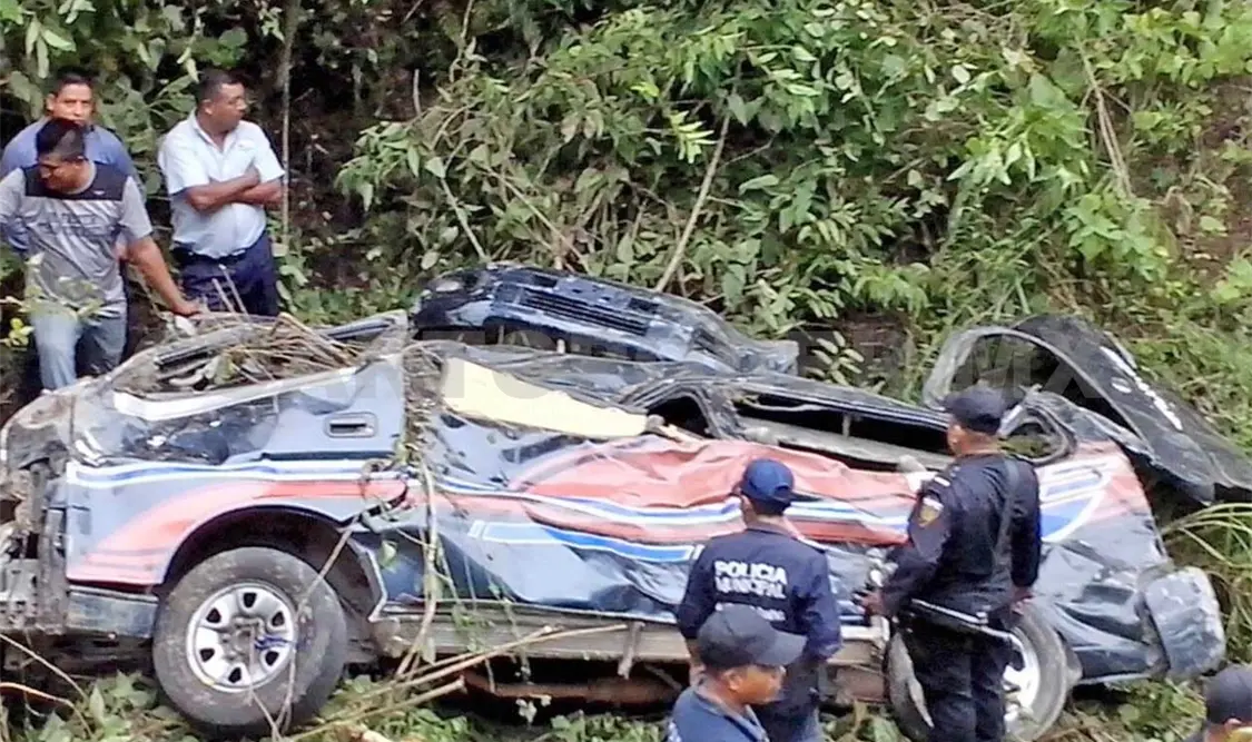 Volcadura de combi deja un muerto y nueve heridos