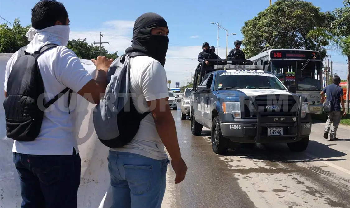 Maestros bloquean comercios en Oaxaca