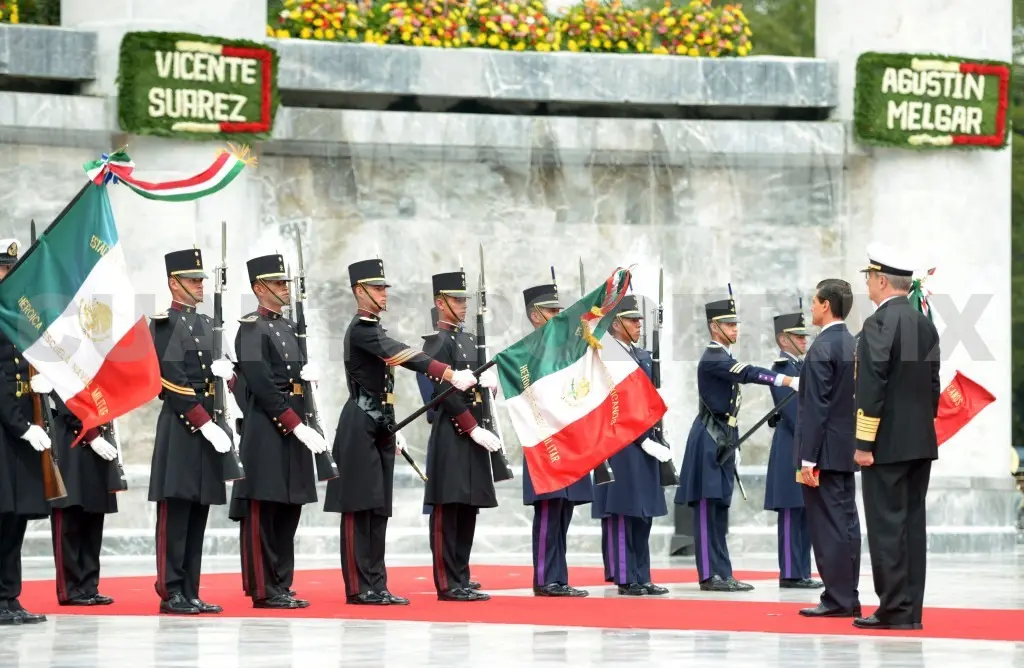 Saludan a la bandera. Los cadetes presentan el estandarte patrio al Presidente Peña Nieto / Presidencia