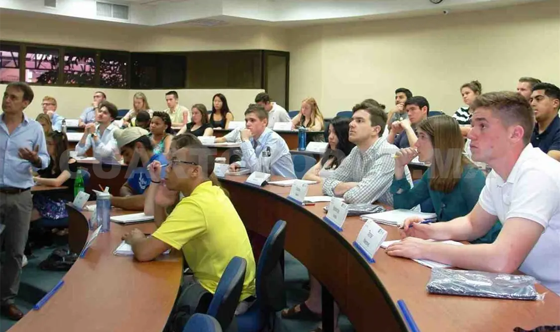 La guía muestra el porcentaje de graduación y la deuda de un estudiante universitario. Agencias