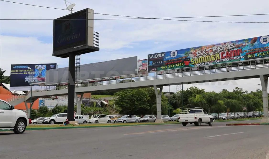 Los accidentes ocurren a escasos metros de los puentes peatonales. Archivo