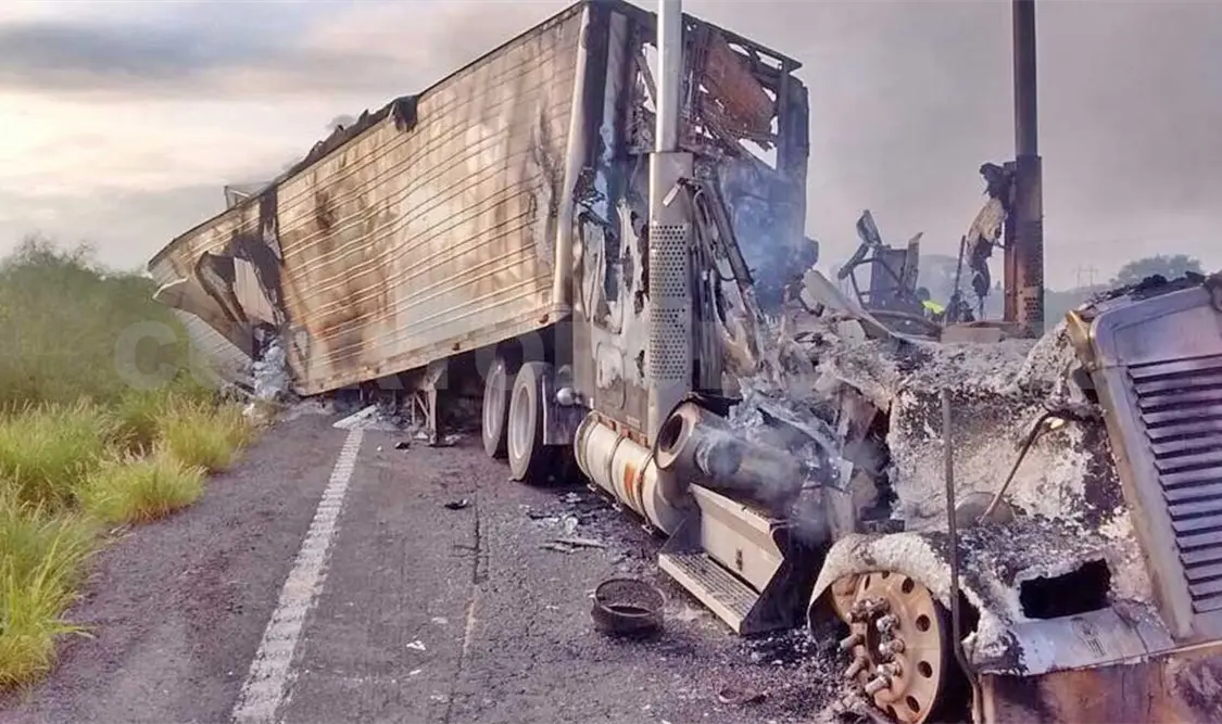 Accidente ocurrido la madruga de ayer en la carretera de cuota Coita-Las Choapas, a la altura del entronque a Cárdenas, Tabasco. Cortesía