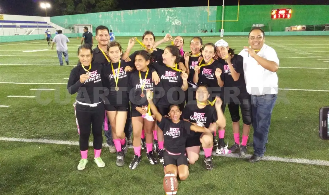 Búhas alzan la corona de la bantam femenil